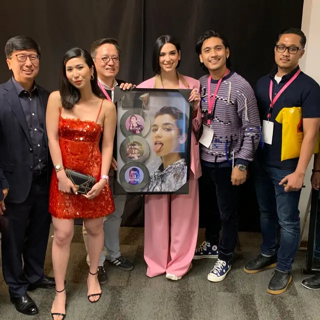 Gagal Nonton Konser Sang Idola, Ini 6 Potret Giorgino Abraham Bareng Dua Lipa di 2019