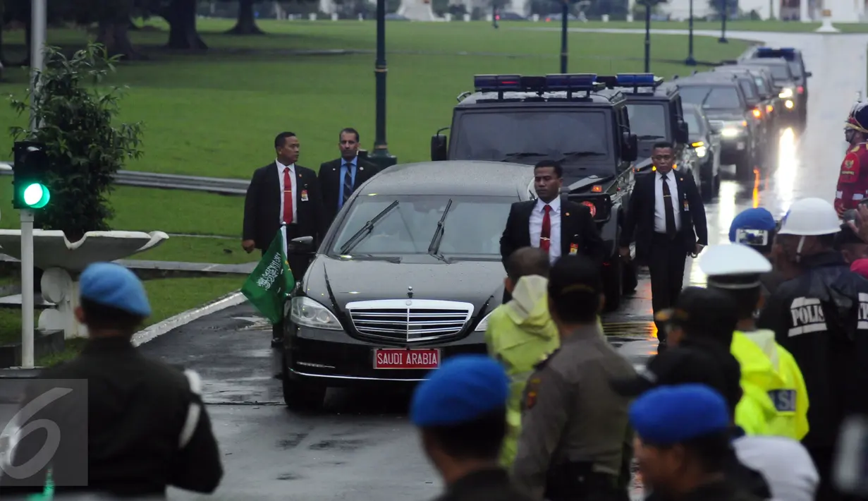 Iring-iringan kendaraan Raja Salman bin Abdulaziz saat meninggalkan Istana Bogor, Rabu (1/3). Mengawali kunjungan, Raja Arab Saudi, Salman bin Abdulaziz bertemu Presiden Jokowi di Istana Bogor. (Liputan6.com/Helmi Fithriansyah)