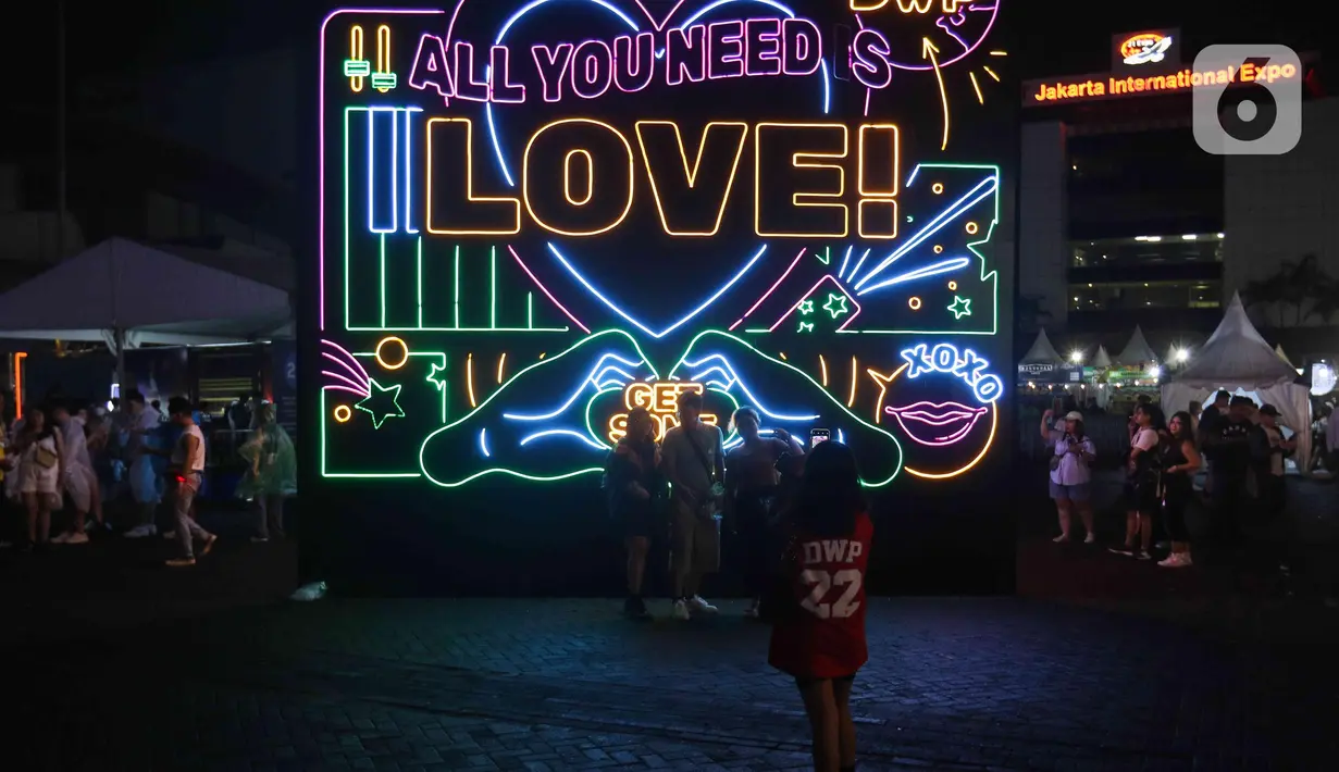 Suasana festival musik Djakarta Warehouse Project (DWP) 2022 di JIExpo Kemayoran, Jakarta, Jumat (9/12/2022). Digelarnya kembali festival musik DWP 2022 secara offline seolah mengobati kerinduan para penggemar musik electronic remix usai pandemi Covid-19. (Liputan6.com/Herman Zakharia)