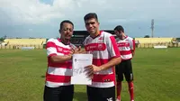 Fabiano Beltrame resmi jadi bek Madura United setelah meneken kontrak berdurasi setahun pada Sabtu (20/2/2016) di Sumenep. (Bola.com/Vitalis Yogi Trisna)