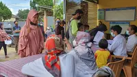 Warga di Kelurahan Bedahan, Sawangan, Kota Depok menerima bansos tunai (BST) yang disalurkan melalui PT Pos Indonesia. (Liputan6.com/Dicky Agung Prihanto)