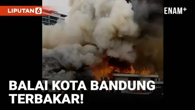 Api berkobar besar di gedung Bappelitbang Balai Kota Bandung Senin (7/11) siang. Api menyala hebat disertai asap tebal.