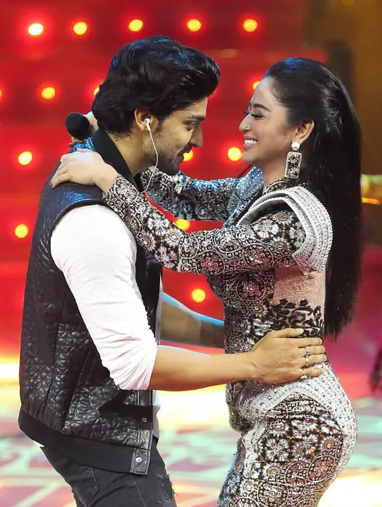 Namun di episode ke dua ini, mereka memerankan drama musikan Rapunzel. Terlihat Dewi dan Gurmet tampak mesra beradegan di atas panggung mewah tersebut. (Bambang E.Ros/Bintang.com)