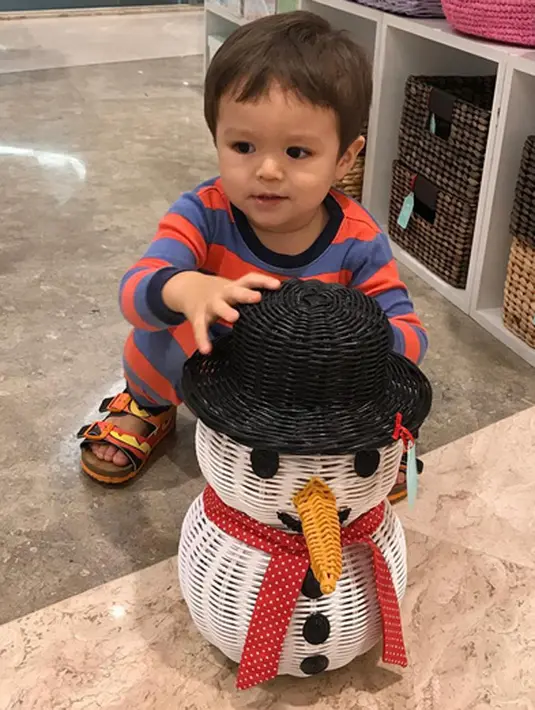 Meskipun terbilang masih belia, El Barack sudah memiliki penggemar yang tak kalah hebat, terlebih sang ibu yang rajin mengabadikan momen lucu El di Instagramnya. Hal ini tentu mengundang komentar dari para fansnya. (Instagraam/alexanderbarackel)