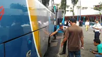 Sudinhub Jakbar merazia sejumlah bus bermalasah (Muslim AR/Liputan6.com)