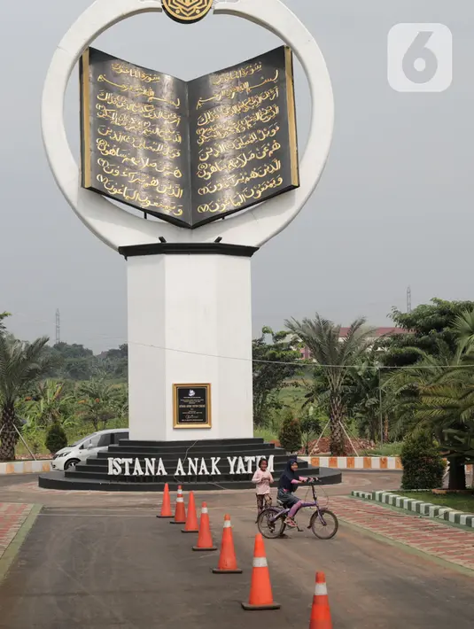 Anak-anak berada di dekat tugu Al-Quran di Masjid Istana Anak Yatim, Kabupaten Bogor, Jawa Barat, Jumat (30/4/2021). Tugu Al Quran yang dibangun ini mendapat penghargaan dari Leprid mencapai rekor dunia sebagai tugu Al Quran tertinggi di dunia. (Liputan6.com/Herman Zakharia)