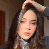 Diterpa sinar matahari, wajah wanita yang aktif mengikuti gerakan Save Earth ini banjir pujian. Pakai makeup tipis, membuat kulitnya tampak eksotis.(Liputan6.com/IG/@gretairn)