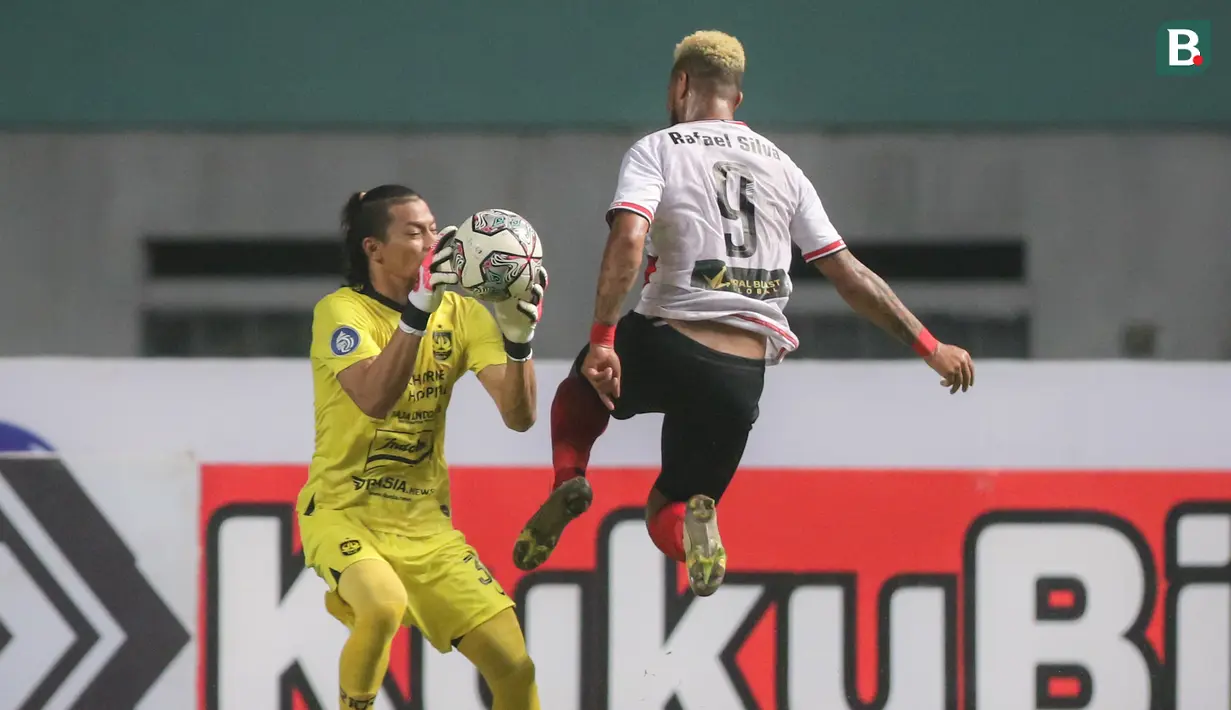 Kiper PSIS Semarang, Jandia Eka Putra (kiri) berusaha mengamankan bola dari pemain Madura United, Rafael Feital Da Silva dalam laga pekan ke-5 BRI Liga 1 2021/2022 di Stadion Wibawa Mukti, Cikarang, Rabu (29/09/2021). Kedua tim bermain imbang 0-0. (Bola.com/Bagaskara Lazuardi)