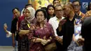 Presiden RI ke-5 Megawati Soekarnoputri mengunjungi Galeri Nasional, Jakarta, Kamis (10/8). Kedatangan Megawati untuk melihat pameran lukisan koleksi Istana yang bertema 'Senandung Ibu Pertiwi'. (Liputan6.com/Johan Tallo)