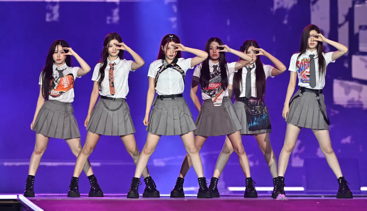 Grup K-pop Korea Selatan NMIXX tampil selama konser K-pop sebagai bagian dari Seoul Festa 2022 di stadion Jamsil di Seoul (10/8/2022). NMIXX tampil memukau membawakan lagu "O.O" di acara tersebut. (AFP/Jung Yeon-je)