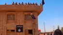Militan ISIS melemparkan seorang pria yang dituduh homoseksual dari atas sebuah bangunan di Provinsi Hassakeh, Suriah, 14 Januari 2015. Dokumen yang diproduksi oleh ISIS dinilai memungkinkan digunakan sebagai bukti penuntutan atas kejahatan internasional. (Militant website via AP)
