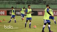 Febri Haryadi (2kanan) kembali berlatih bersama Persib Bandung usai mengikuti seleksi Timnas U-22 ddi Stadion Manahan, Solo, Jumat (24/2/2017). Persib melawan Mitra Kukar pada babak 8 besar Piala Presiden 2017. (Bola.com/Nicklas Hanoatubun)