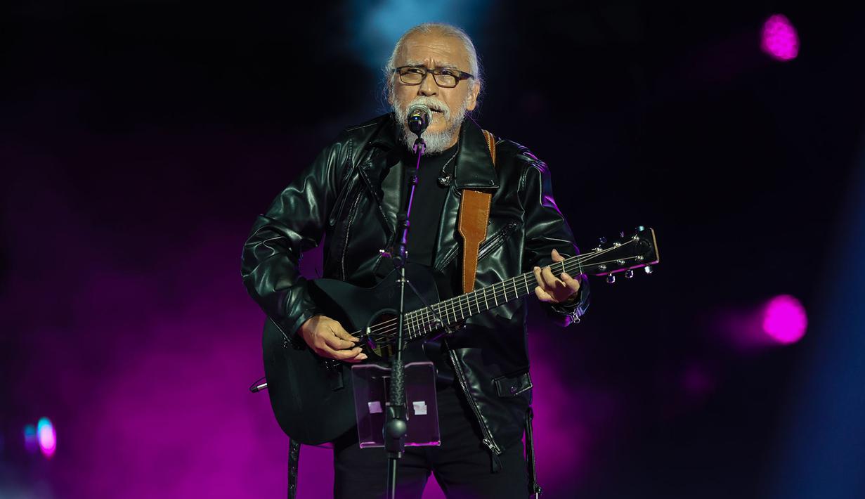 Penampilan luar biasa dari musisi berjuluk Sang Maestro ini membuat seluruh penonton bernyanyi bersama. Tampak dalam foto, Iwan Fals saat tampil pada Konser Raya 31 Tahun Indosiar Luar Biasa hari kedua di Studio 6 Emtek City, Daan Mogot, Jakarta, pada Minggu (11/1/2026) malam. (KapanLagi.com/Budy Santoso)