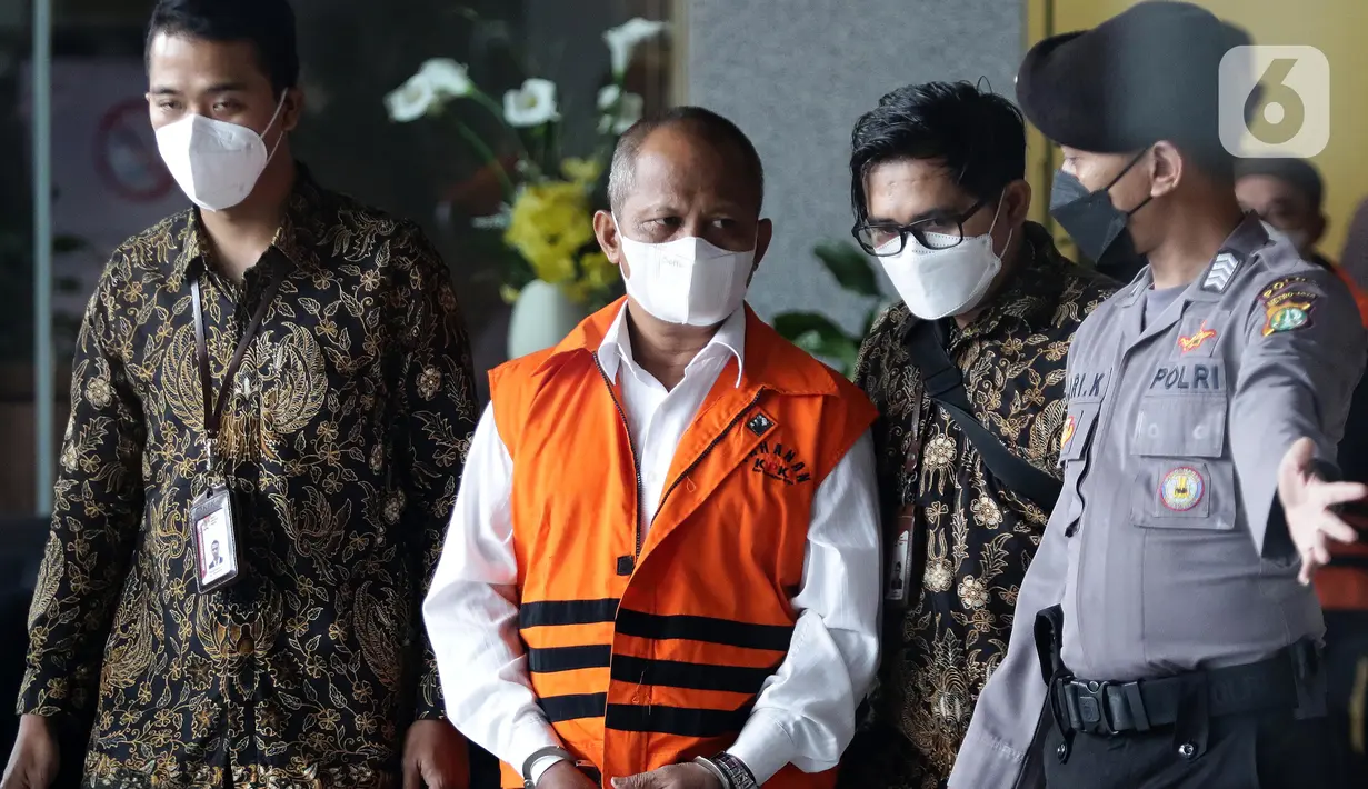 Kepala Bidang Pendidikan Khusus Dinas Pendidikan, Pemuda dan Olahraga DIY, Edy Wahyudi (tengah) digiring petugas sesaat sebelum rilis penahanan di Gedung KPK, Jakarta, Kamis (21/7/2022). KPK menahan dua tersangka kasus dugaan korupsi pekerjaan pembangunan Stadion Mandala Krida Daerah Istimewa Yogyakarta yang diusut sejak awal 2021. (Liputan6.com/Helmi Fithriansyah)