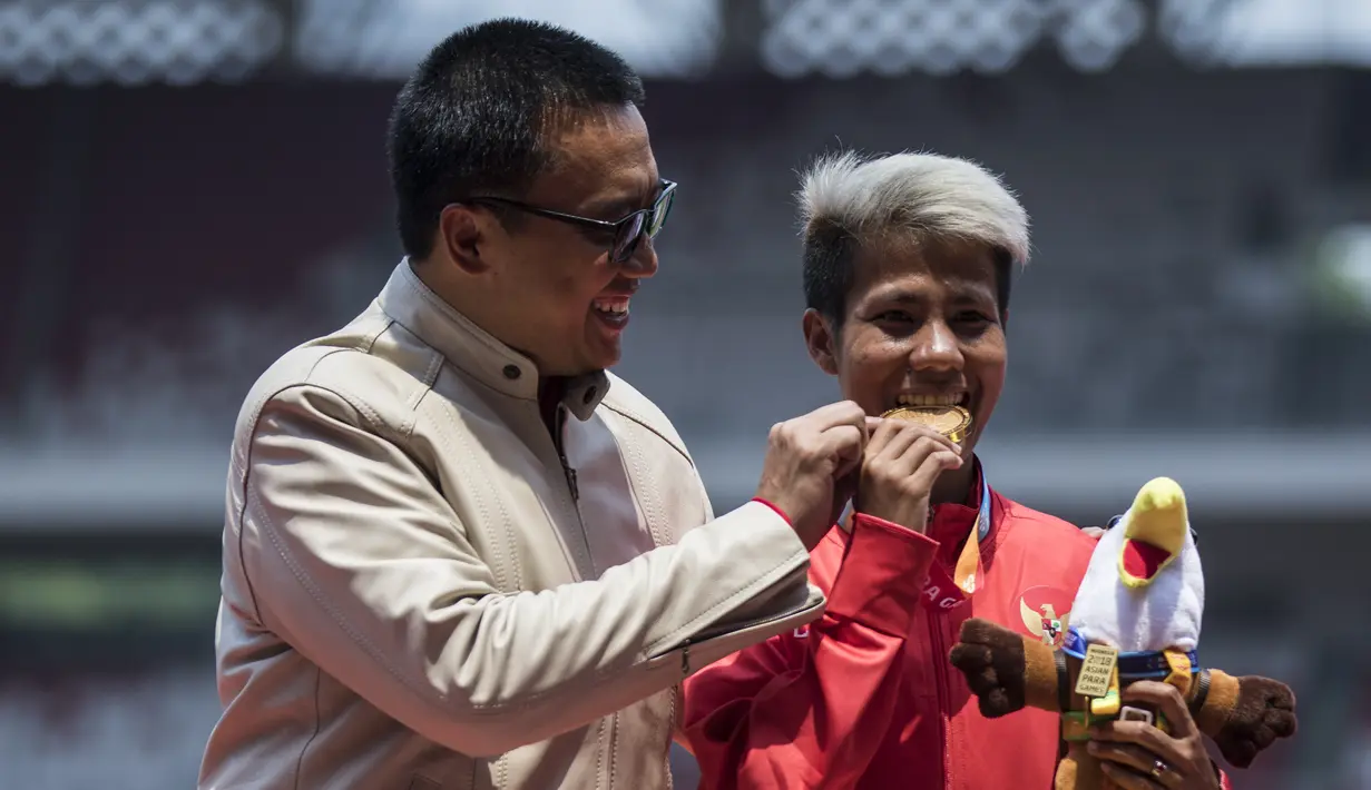 Atlet lompat jauh Indonesia, Rica Oktavia, foto bersama Menpora, Imam Nahrawi, usai meraih medali emas Asian Para Games 2018 di SUGBK, Jakarta, Senin (8/10/2018). (Bola.com/Vitalis Yogi Trisna)