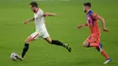 Gelandang Sevilla, Ivan Rakitic  berlari dengan bola melewati gelandang Chelsea, Jorginho pada matchday kelima Grup E Liga Champions di Estadio Ramon Sanchez Pizjuan, Sevilla, Kamis (3/12/2020) dinihari WIB. Olivier Giroud memborong empat gol saat Chelsea mencukur Sevilla 4-0. (CRISTINA QUICLER/AFP)