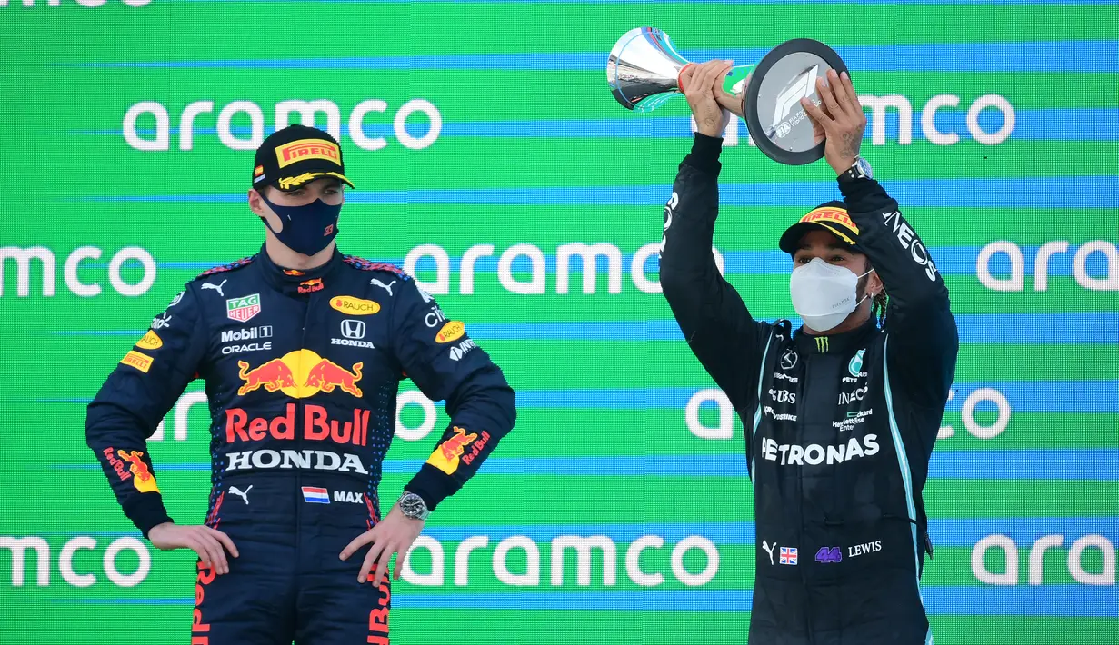Lewis Hamilton (kanan) berhasil keluar sebagai pemenang di balapan Formula 1 2021, yang berlangsung di Circiut de Barcelona, Catalunya, Minggu (9/5/2021) malam WIB setelah mengungguli Max Verstappen. (Foto: AFP/Lluis Gene)