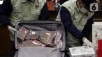 Petugas menunjukkan sejumlah barang bukti hasil OTT Bupati Penajam Paser Utara Kalimantan Timur, Abdul Gafur Mas’ud, Gedung KPK, Jakarta, Kamis (13/1/2022). Abdul Gafur Mas’ud ditetapkan sebagai tersangka kasus dugaan suap pengadaan barang dan jasa serta perijinan. (Liputan6.com/Helmi Fithriansyah)
