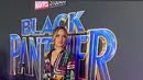 Artis Cinta Laura berpose seorang diri saat menghadiri malam premier film superhero Black Panther di California, Amerika Serikat, Senin (28/1). Cinta mengenakan jaket warna-warni bermotif abstrak berpadu dengan celana pendek. (Instagram/claurakiehl)