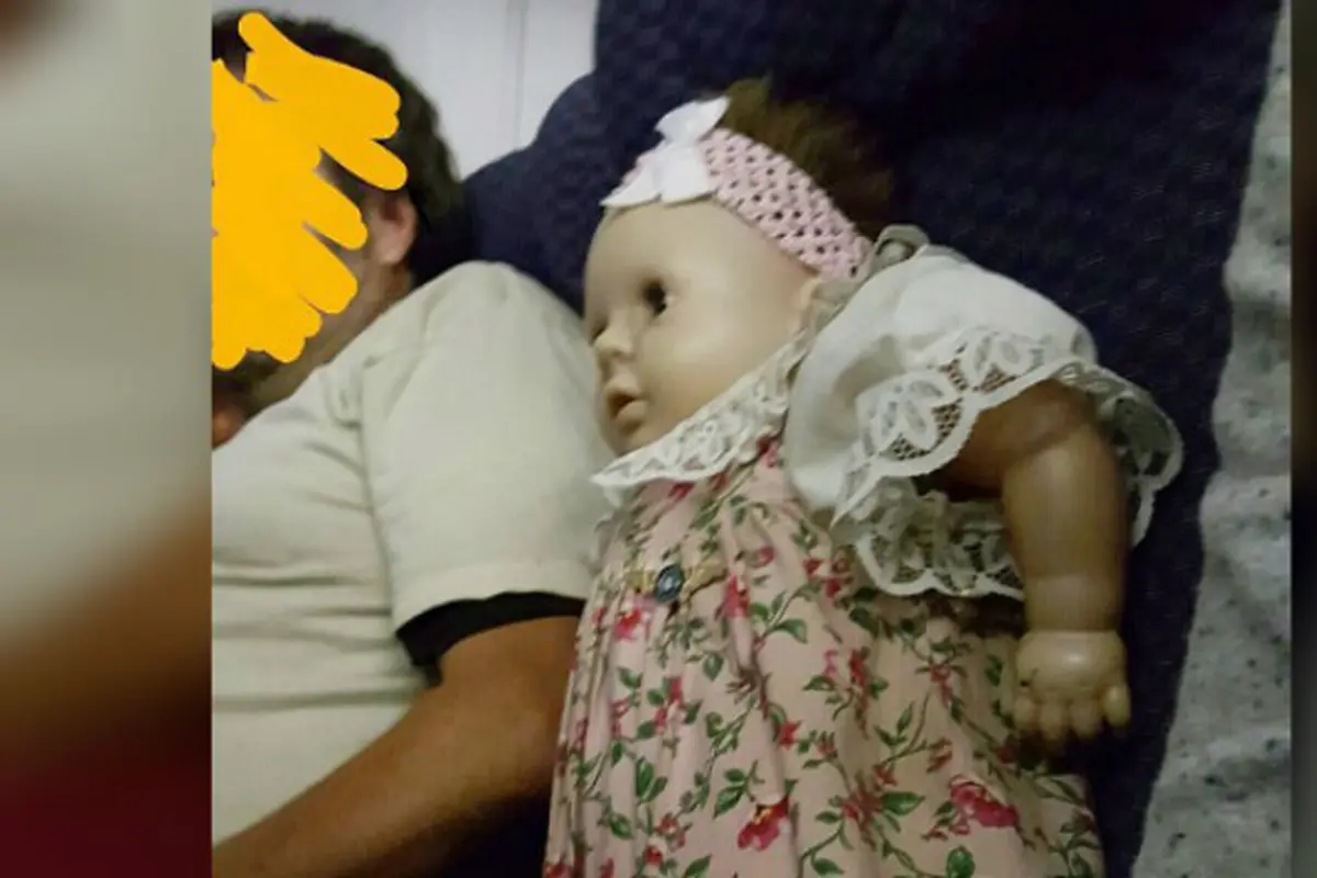 Sara Novic bertemu dengan pria yang memesankan kursi untuk boneka dalam penerbangan dari Brooklyn ke Cincinnati