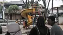 Orang tua mendampingi anak bermain di taman kawasan Duren Sawit, Jakarta, Kamis (26/11/2020). Bermain dengan pendampingan orang tua menumbuhkan potensi kecerdasan secara optimal anak serta menurunkan frekuensi terjadinya stunting, terutama pada balita usia 2-3 tahun. (merdeka.com/Iqbal S. Nugroho)