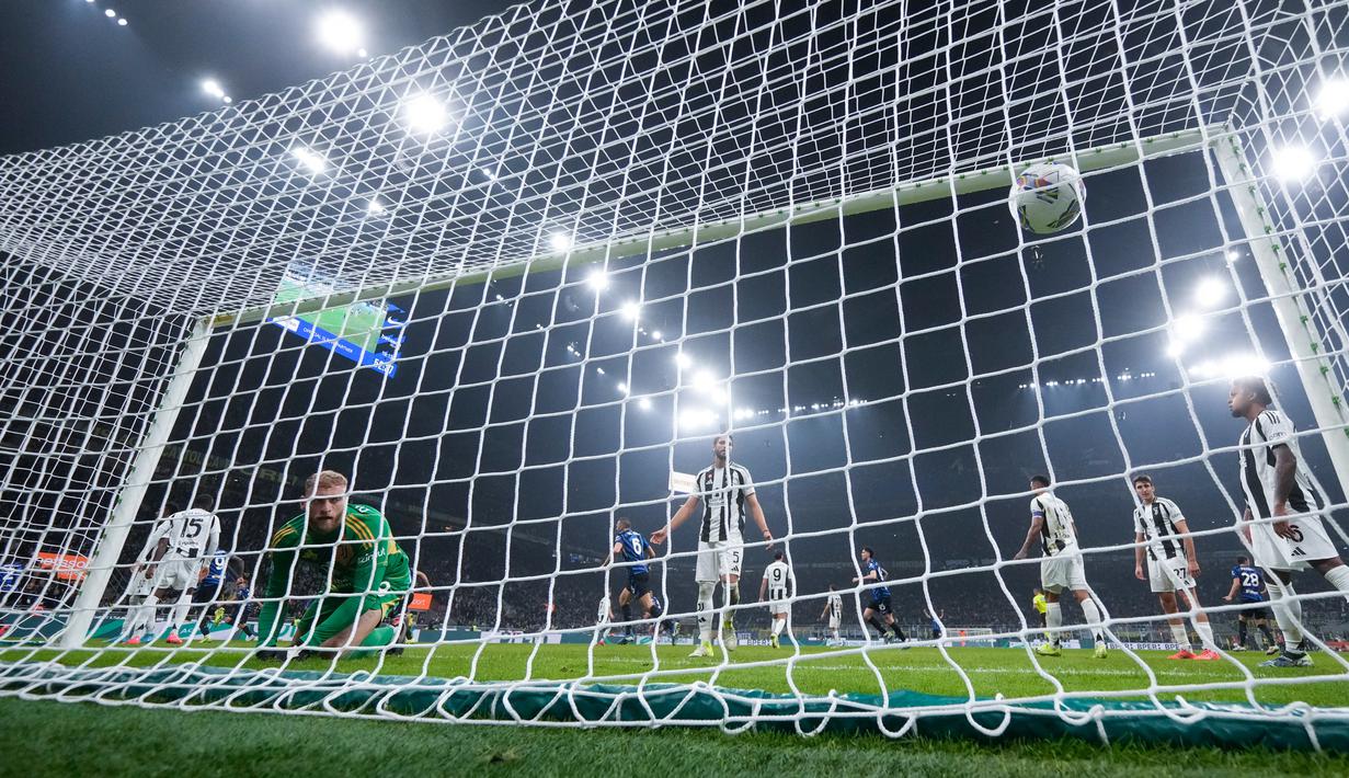 Pertandingan dengan drama delapan gol ini berakhir tanpa pemenangang. Skor akhir laga 4-4. (AP Photo/Luca Bruno)