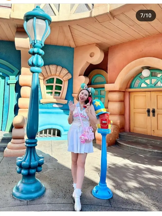 Femmy Permatasari berada di Disneyland Tokyo, Jepang bareng dua putrinya (Foto: instagram femmypermatasari)