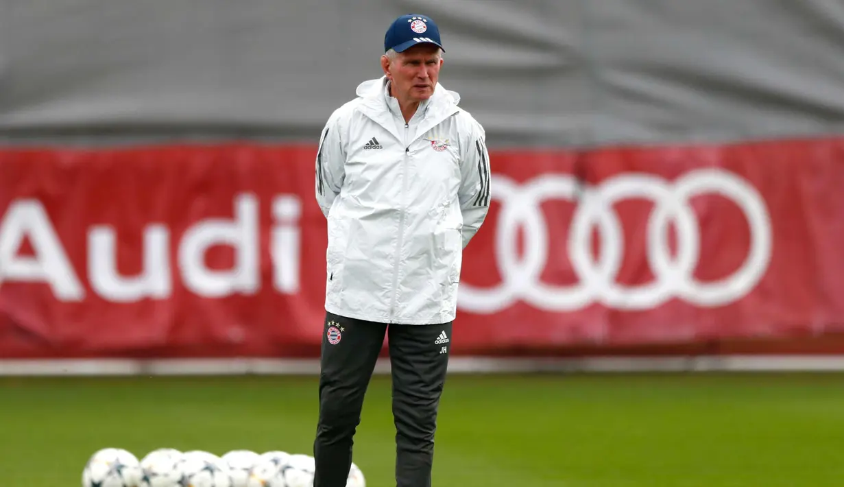 Pelatih Bayern Munchen, Jupp Heynckes melihat pemainnya berlatih di stadion Allianz Arena di Munich, Jerman, (10/4). Munchen akan bertanding melawan wakil Spanyol, Sevilla pada leg kedua babak perempat final Liga Champions. (AP Photo/Matthias Schrader)