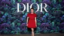 Maise Williams Pemain Game of Thrones tampil girly dengan dress merah [Dior]