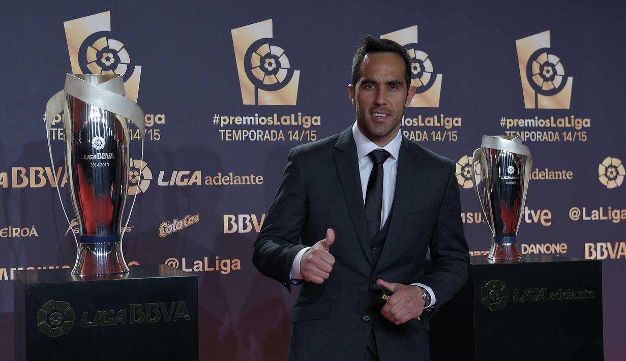 Kiper Barcelona, Claudio Bravo berfoto sebelum acara penghargaan LFP (Spanish Professional League) 2014-2015 di Barcelona, Selasa (1/12/2015) dini hari WIB. Bravo meraih penghargaan Best Goalkeeper.  (AFP Photo/ Lluis Gene)