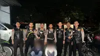 Tim Patroli Perintis Presisi Polres Metro Jakarta Barat bubarkan aksi tawuran pelajar di Jalan Daan Mogot, Cengkareng. Jakarta Barat, pada Selasa (23/5/2023) malam. (Liputan6.com/Ady Anugrahadi)