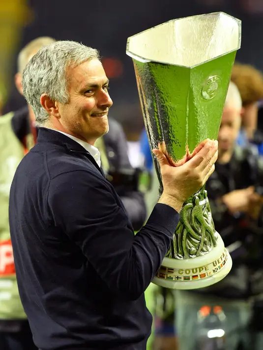 Jose Mourinho berpose dengan trofi Liga Europa, Swedia, Kamis (25/5). Keberhasilan Mourinho meraih juara Liga Europa menjadi pertama untuk Setan Merah dan yang kedua untuk Mourinho. (AP Photo)