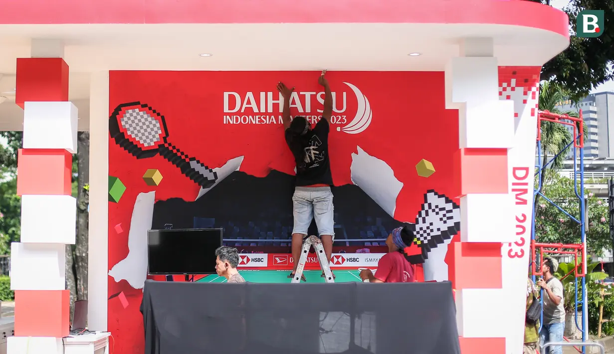 <p>Panitia melakukan persiapan menjelang Indonesia Masters 2023 yang berlangsung di Istora Senayan, Jakarta, Senin (23/01/2023). Ajang ini nantinya akan berlangsung dari 24 hingga 29 Januari 2023. (Bola.com/Bagaskara Lazuardi)</p>