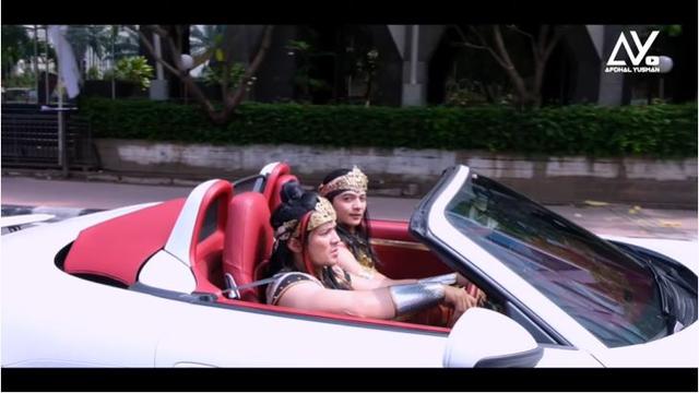 6 Aksi Kocak Afdhal Yusman, Choky Andriano dan Rico Verald Pakai Baju Kolosal di Jalanan