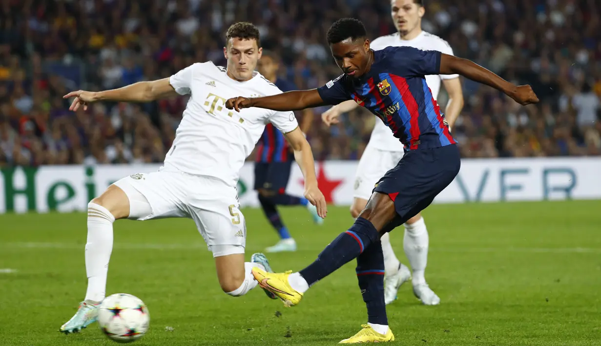 Penyerang Barcelona Ansu Fati melakukan tembakan ke gawang di depan pemain bek Bayern Munchen Benjamin Pavard pada matchday kelima Grup C Liga Champions di Camp Nou, Barcelona, Spanyol, Kamis (27/10/2022). Blaugrana harus puas menempati posisi ketiga klasemen dengan raihan 3 angka.  (AP Photo/Joan Monfort)