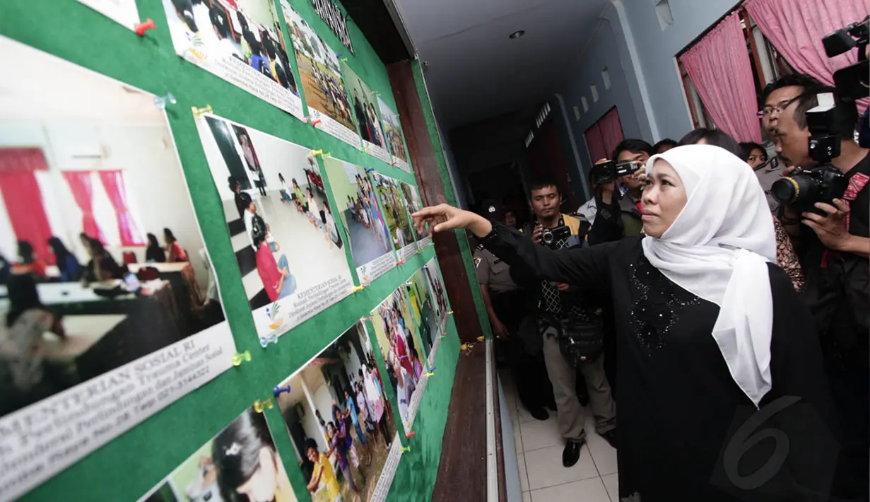 Menteri Sosial Khofifah Indar Parawansa menemui TKI bermasalah di Rumah Perlindungan Trauma Center (RPTC), Jakarta, Jumat (26/12/14). Tampak, Mensos Khofifah Indar Parawansa melihat-lihat dokumentasi foto yang di RPTC. (Liputan6.com/Herman Zakharia)