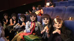 Para penonton memakai topeng boneka Annabelle yang menjadi sosok menyeramkan di film tersebut, Jakarta, (30/9/14). (Liputan6.com/Gilar Ramdhani) 