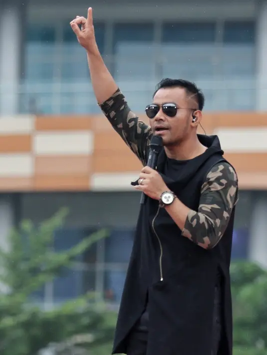 Judika juga mengungkap alasan dirinya mengajak para fans, serta usahanya mencari lagu-lagu untuk berada di album Self Titled. (Adrian Putra/Bintang.com)