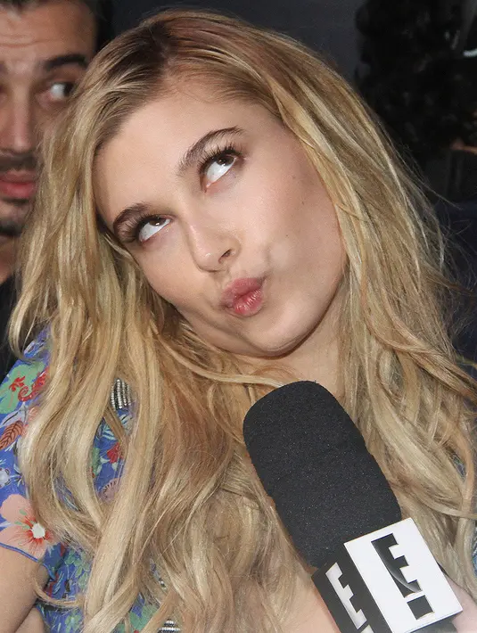 Begini wajah menggemaskan Hailey Baldwin saat Anniversary Tommy Hilfiger ke 30. (BROADIMAGE/REX/SHUTTERSTOCK/HollywoodLife)