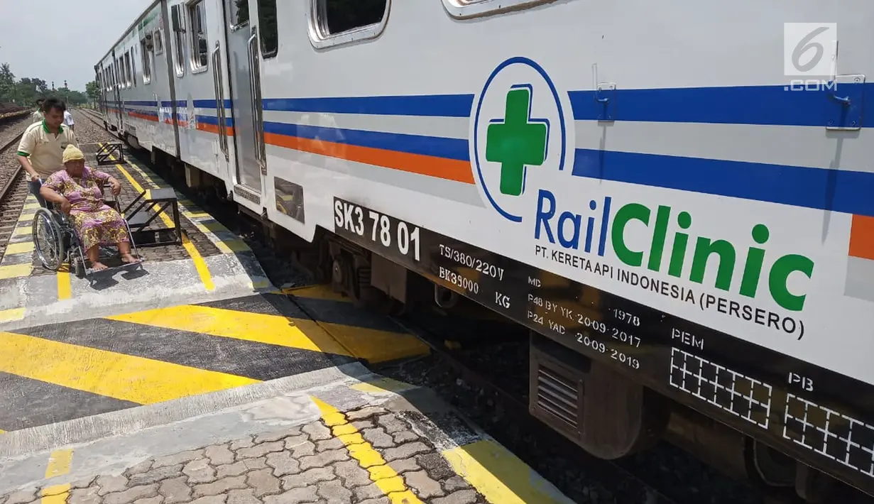 Petugas membantu seorang ibu yang ingin berobat ke Rail Clinic yang berhenti di Stasiun Alastua, Semarang, Jawa Tengah, Kamis ( 28/3). Pengobatan gratis dari PT KAI ini dihadiri oleh ratusan warga sekitar stasiun. (Liputan6.com/Gholib)