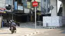 <p>Pengendara sepeda motor melawan arus saat melintas di kolong Stasiun MRT Blok A, Jakarta, Selasa (29/9/2020). Kurangnya sanksi tegas bagi pelanggar lalu lintas membuat sebagian pemotor nekat melawan arus di jalur satu arah itu, meski dapat membahayakan keselamatan. (Liputan6.com/Immanuel Antonius)</p>