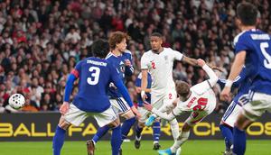 Jarrod Bowen melepas tembakan di laga uji coba antara Inggris vs Jepang di Stadion Wembley, Rabu (01/4/2026) dini hari WIB. (AP Photo/Kirsty Wigglesworth)