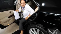 Menteri Luar Negeri, Retno Marsyudi keluar dari mobil yang mengantarnya saat tiba di kantor KPK, Jakarta, Kamis (4/12/2014). (Liputan6.com/Miftahul Hayat)