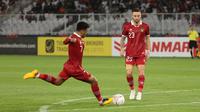 Pemain naturalisasi Timnas Indonesia, Marc Klok (kanan) saat bermain dalam laga debutnya di Piala AFF melawan Kamboja dalam laga Grup A Piala AFF 2022. Gelandang kelahiran Belanda ini sudah memberi bukti di Kualifikasi Piala Asia dan beberapa ujicoba internasional bersama Timnas Indonesia. (Bola.com/Abdul Azis)