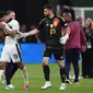 Kiper Spanyol Unai Simon memberikan Jude Bellingham semangat usai Inggris kandas 1-2 pada partai final Euro 2024 hari Senin (15/07/2024) dini hari WIB. (Adrian DENNIS / AFP)