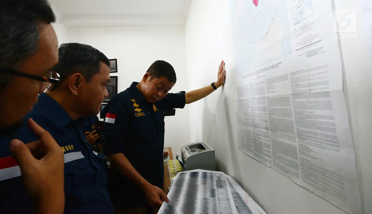 Menteri ESDM Ignasius Jonan memantau aktivitas Gunung Anak Krakatau dari Pos Pantau di Serang, Banten, Jumat (28/12). Kunjungan Menteri Jonan ini untuk memantau bahwa alat-alat berfungsi dengan baik dan maksimal. (Merdeka.com/Imam Buhori)