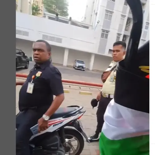 Sekuriti Apartemen di Bekasi Ribut Paksa Pemotor Cabut Bendera Palestina, Berujung  Permintaan Maaf - Lifestyle Liputan6.com