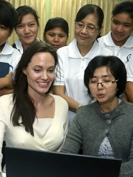 Aktris sekaligus duta UNHCR, Angelina Jolie, melihat program dan proyek yang dijalankan oleh Yaung Chi Thit Voters Education Group di Asosiasi Kristen Young Men di Yangon, Myanmar, (31/7/2015). (Bintang/EPA)