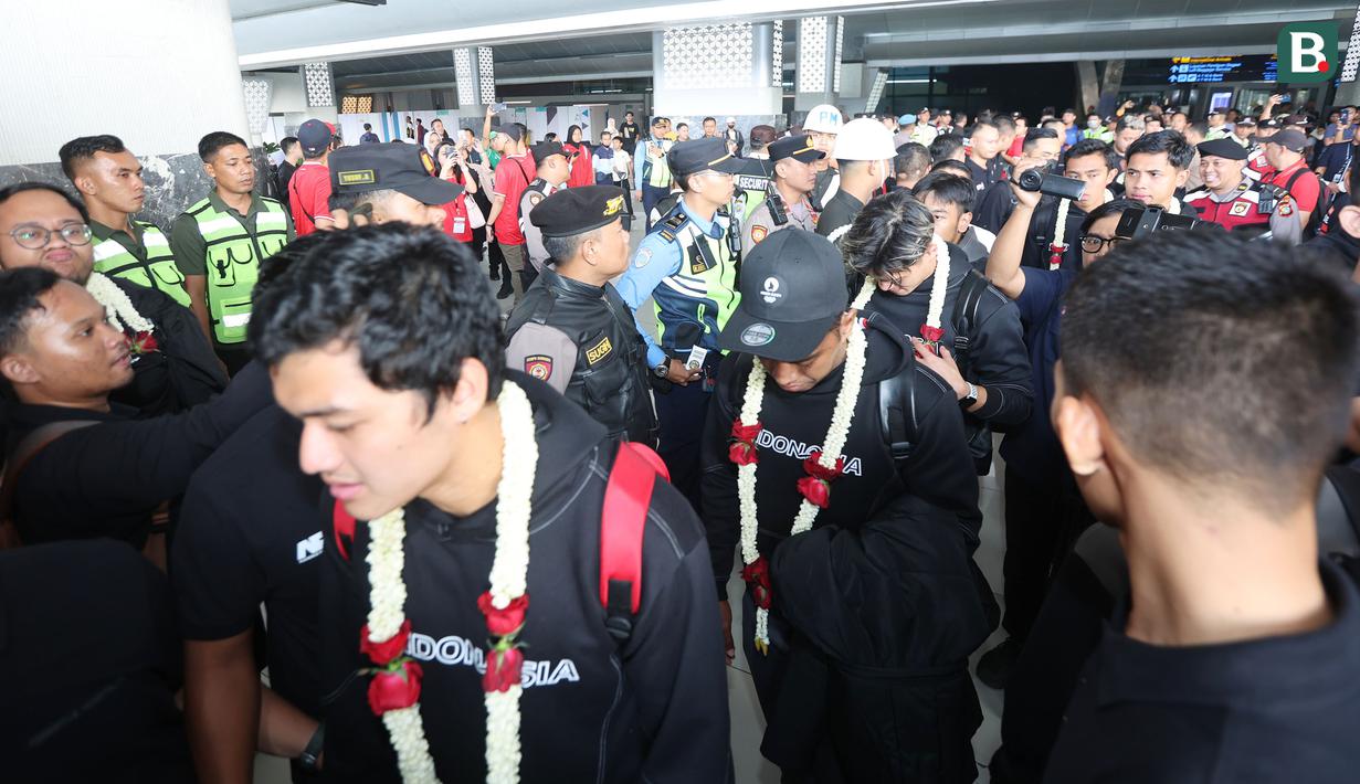 Rombongan Skuad Timnas Indonesia U-23 disambut kalungan bunga saat tiba di Terminal 3 Bandara Soekarno-Hatta, Tangerang, Banten, Sabtu (11/5/2024) pagi WIB usai berjuang di Piala Asia U-23 2024 di Qatar dan play-off Olimpiade Paris di Prancis. (Bola.com/M Iqbal Ichsan)