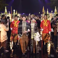 Alyssa Daguise dan Al Ghazali mengenakan pakaian adat Jawa dari desainer Biyan di acara ngundu mantu. (Dok: IG @astecat @alyssadaguise)